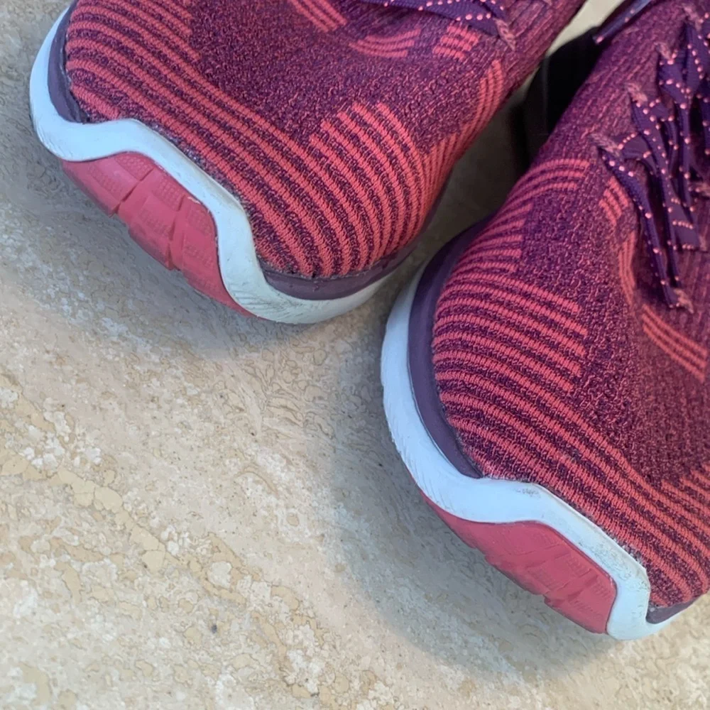 Under Armour sneakers Women's 8, fuchsia EUC, lightweight, Roomy footbed,